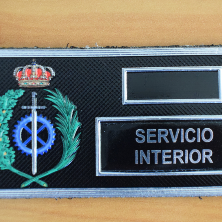 Uniforme de Ayudante de II.PP. Placa identificativa. Imagen: Sinergia Prisiones.